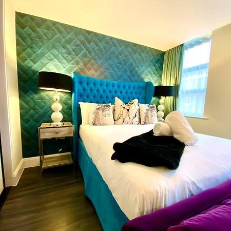 Stunning Apartment Suite - Free Parking & Wifi! 풀 외부 사진