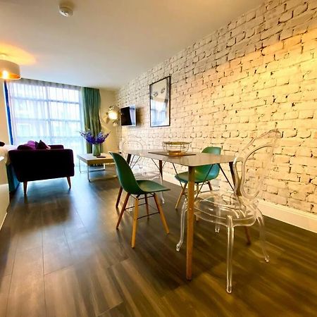 Stunning Apartment Suite - Free Parking & Wifi! 풀 외부 사진