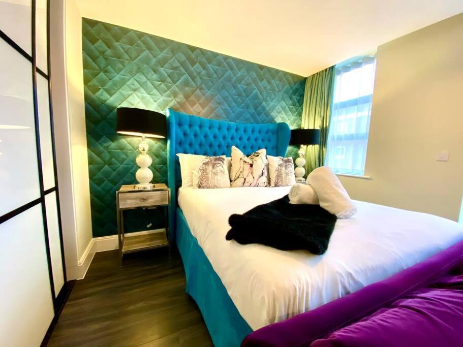 Stunning Apartment Suite - Free Parking & Wifi! 풀 외부 사진