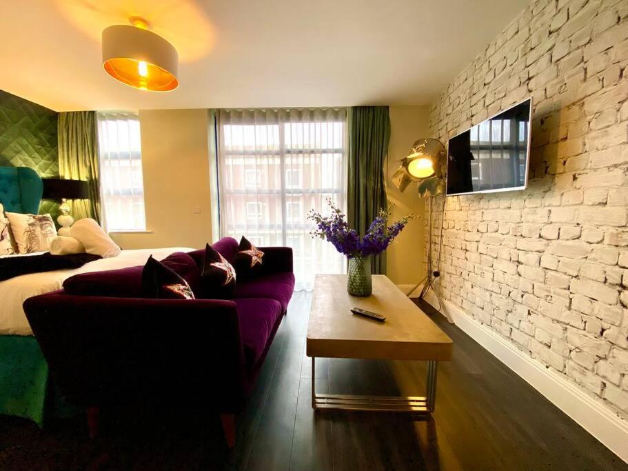 Stunning Apartment Suite - Free Parking & Wifi! 풀 외부 사진