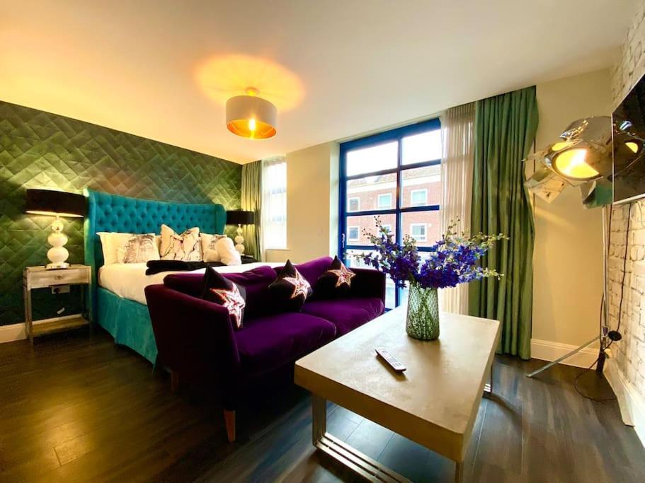 Stunning Apartment Suite - Free Parking & Wifi! 풀 외부 사진