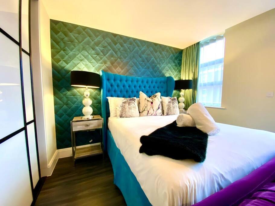 Stunning Apartment Suite - Free Parking & Wifi! 풀 외부 사진