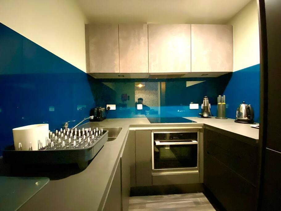 Stunning Apartment Suite - Free Parking & Wifi! 풀 외부 사진