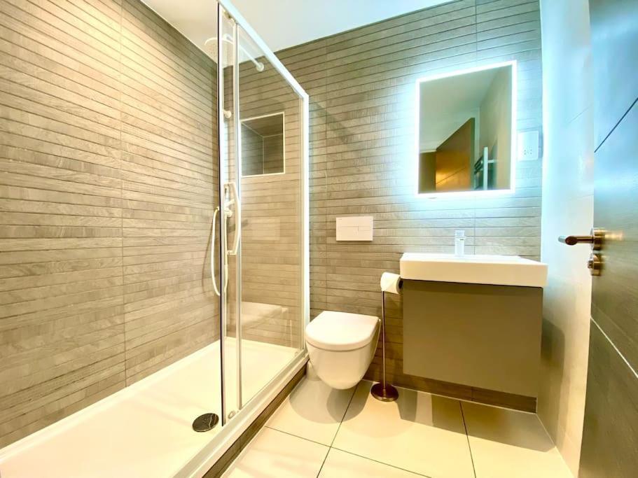 Stunning Apartment Suite - Free Parking & Wifi! 풀 외부 사진