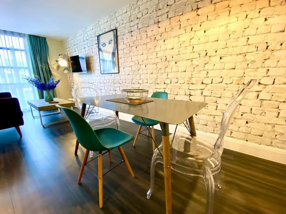 Stunning Apartment Suite - Free Parking & Wifi! 풀 외부 사진